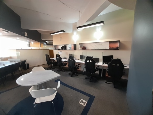 Espacio de coworking con sillas y escritorios,
